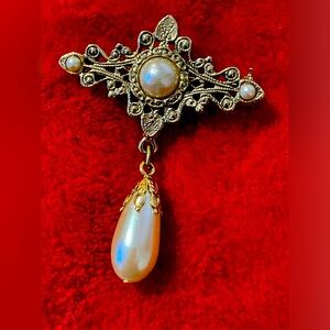 Vintage Goldtone And Simulated Pearls Brooch